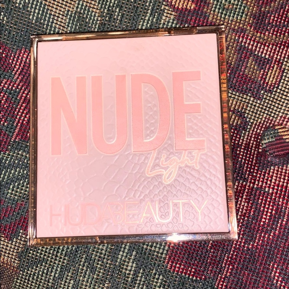 Huda beauty nude light eyeshadow palette